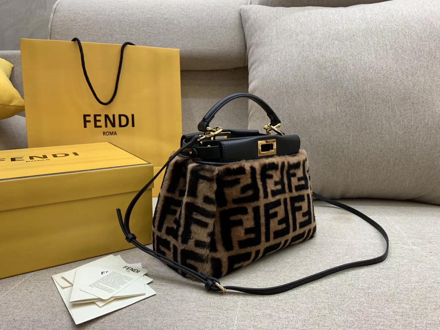 Mini peekaboo缀以羊毛  双F标志造型 单手柄和可调节可拆卸肩带 23cm