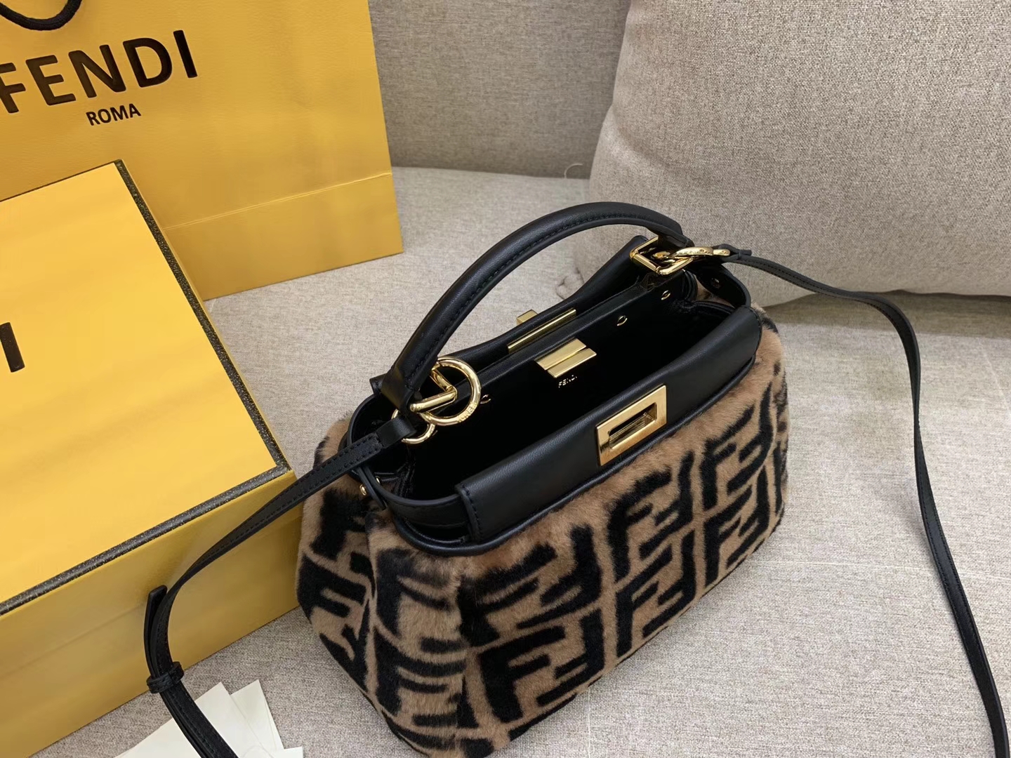 Mini peekaboo缀以羊毛  双F标志造型 单手柄和可调节可拆卸肩带 23cm