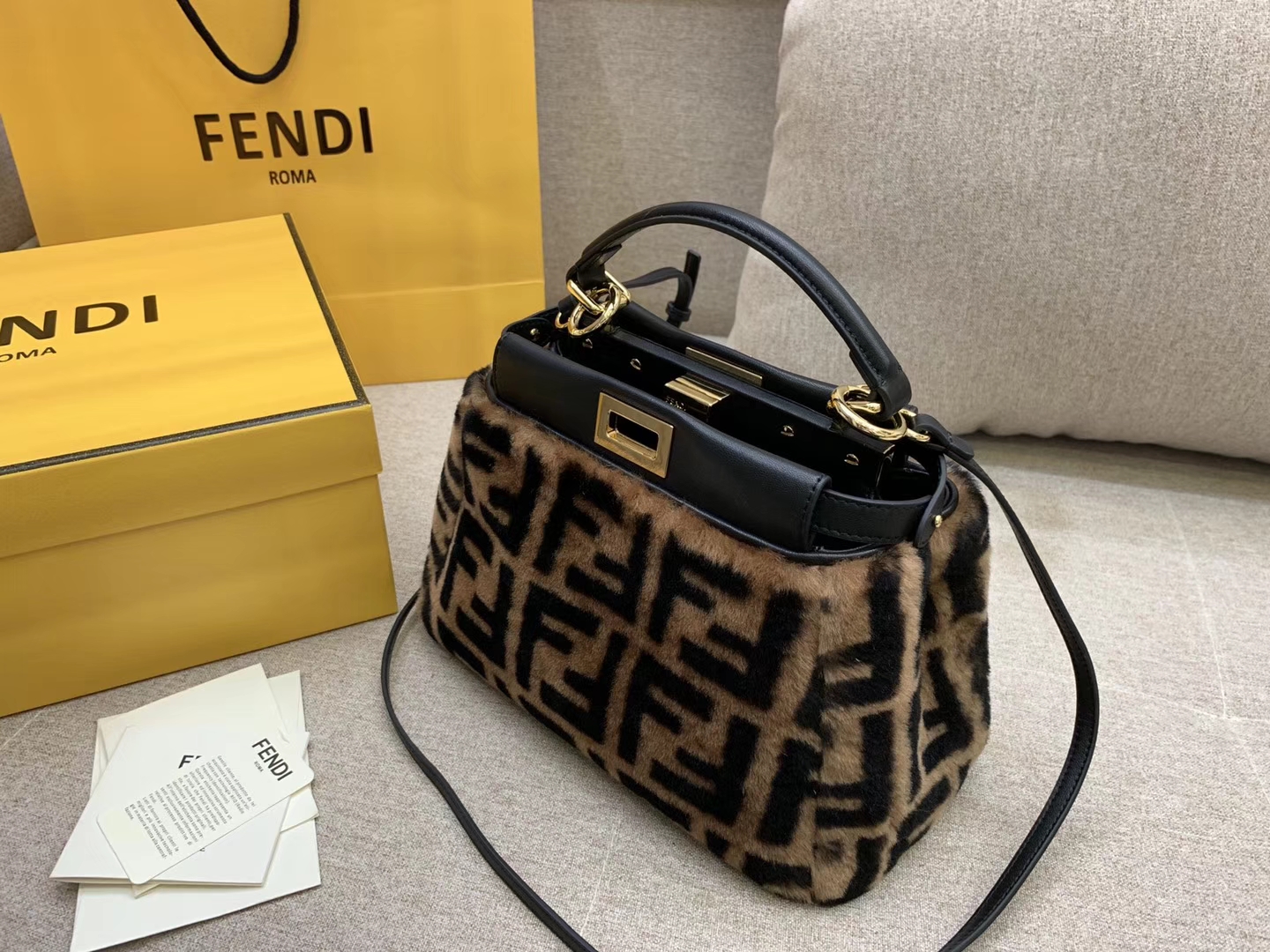 Mini peekaboo缀以羊毛  双F标志造型 单手柄和可调节可拆卸肩带 23cm