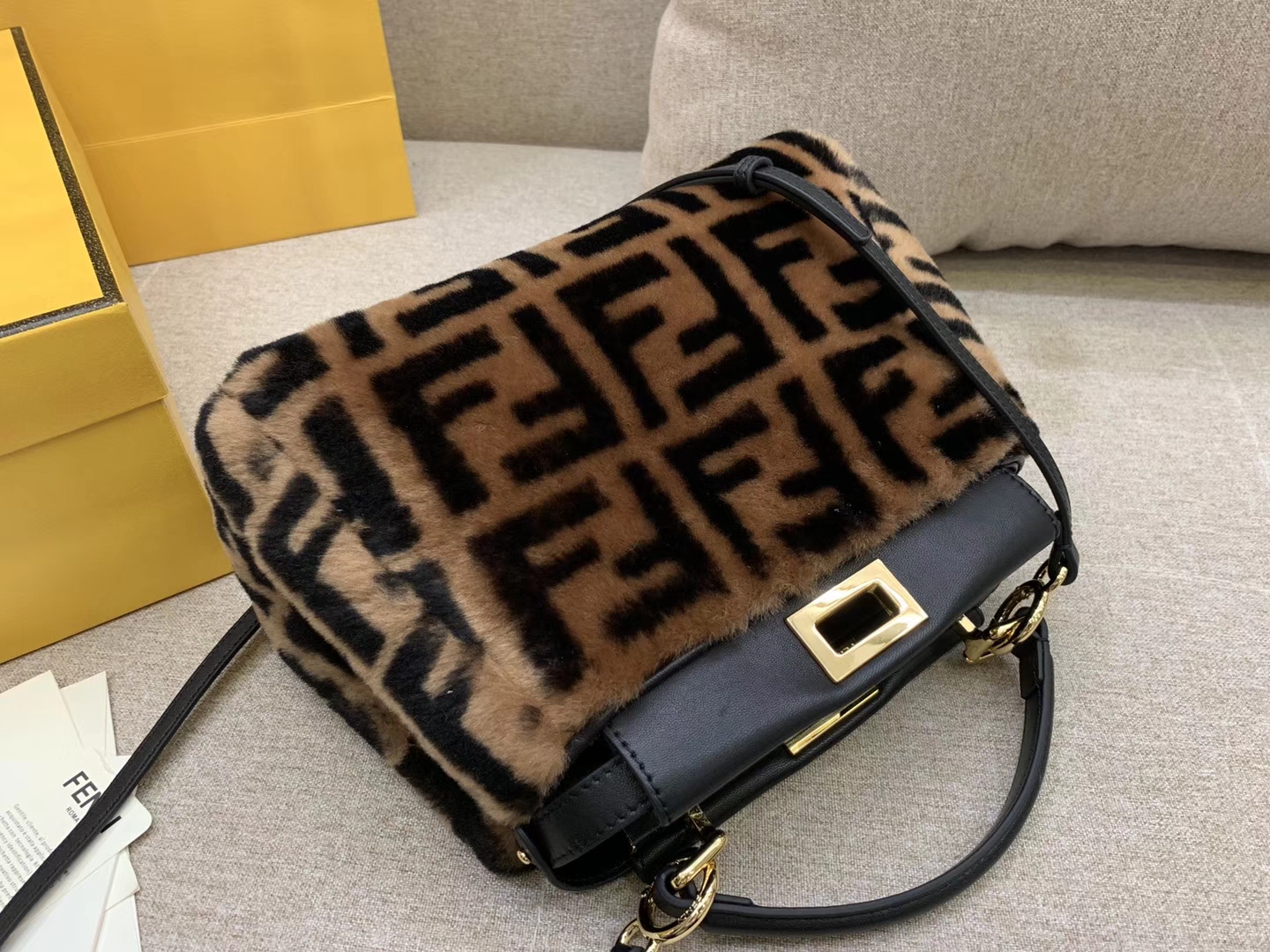 Mini peekaboo缀以羊毛  双F标志造型 单手柄和可调节可拆卸肩带 23cm