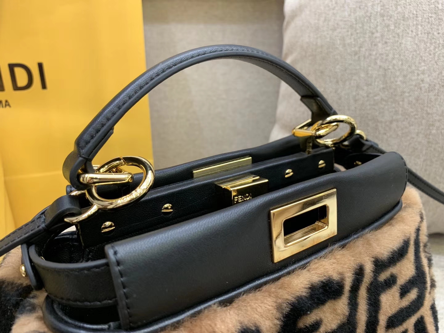 Mini peekaboo缀以羊毛  双F标志造型 单手柄和可调节可拆卸肩带 23cm