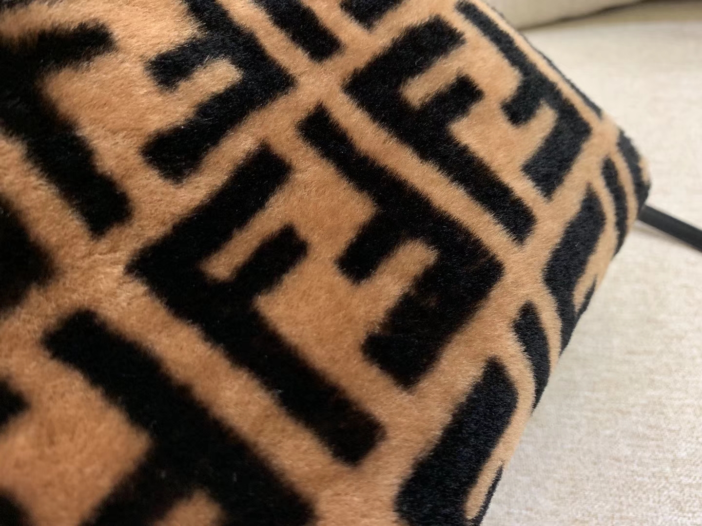 Mini peekaboo缀以羊毛  双F标志造型 单手柄和可调节可拆卸肩带 23cm
