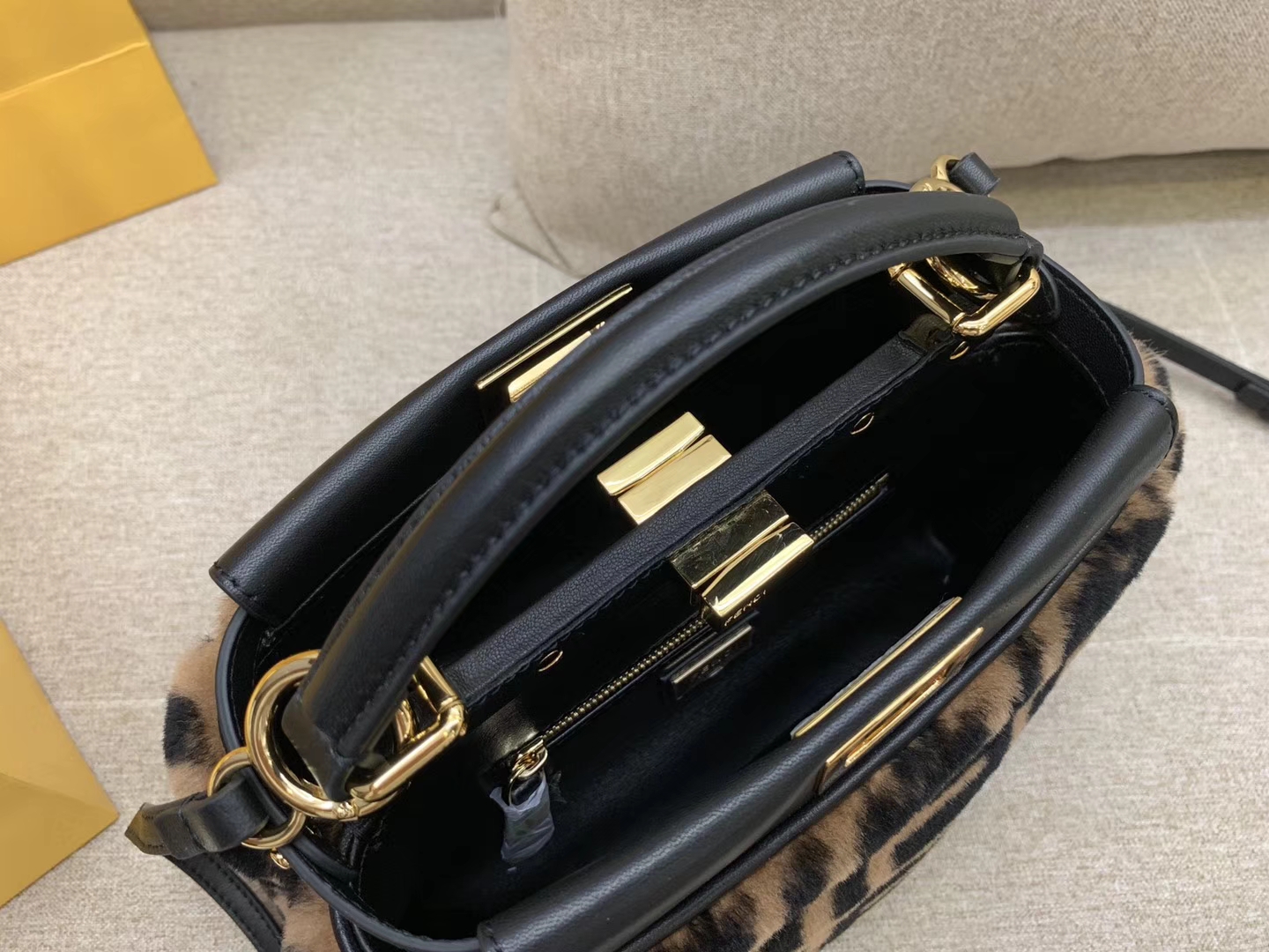 Mini peekaboo缀以羊毛  双F标志造型 单手柄和可调节可拆卸肩带 23cm