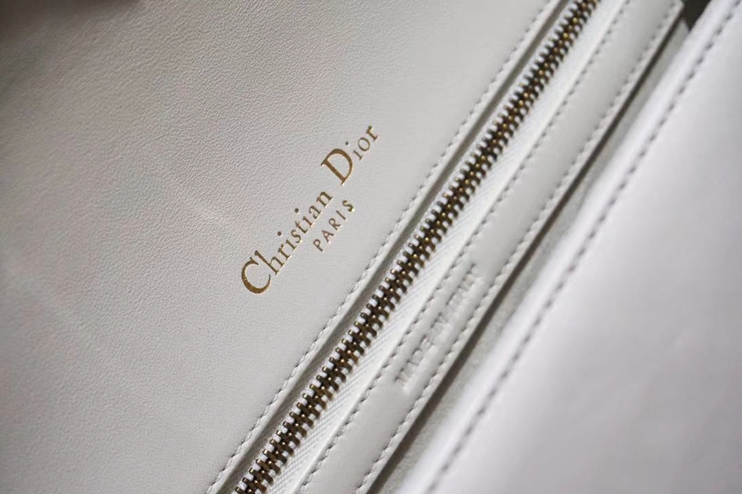 Dior 腾格铆钉包 21/25cm 每一颗钉钉都是手工打制