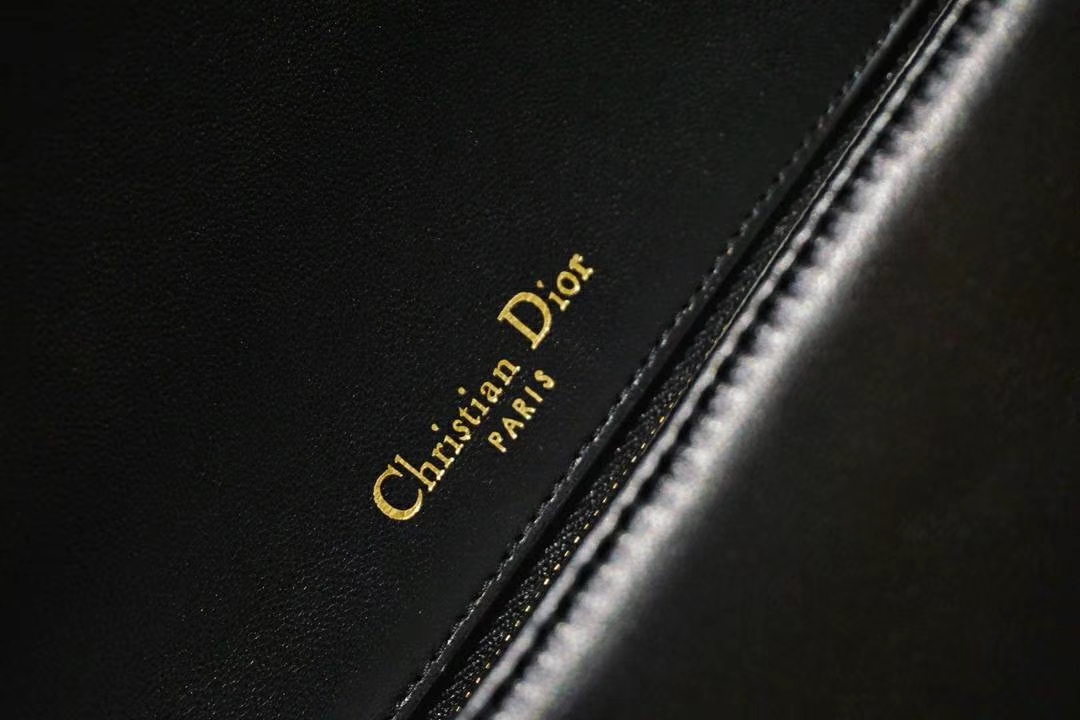 Dior 腾格铆钉包 21/25cm 每一颗钉钉都是手工打制