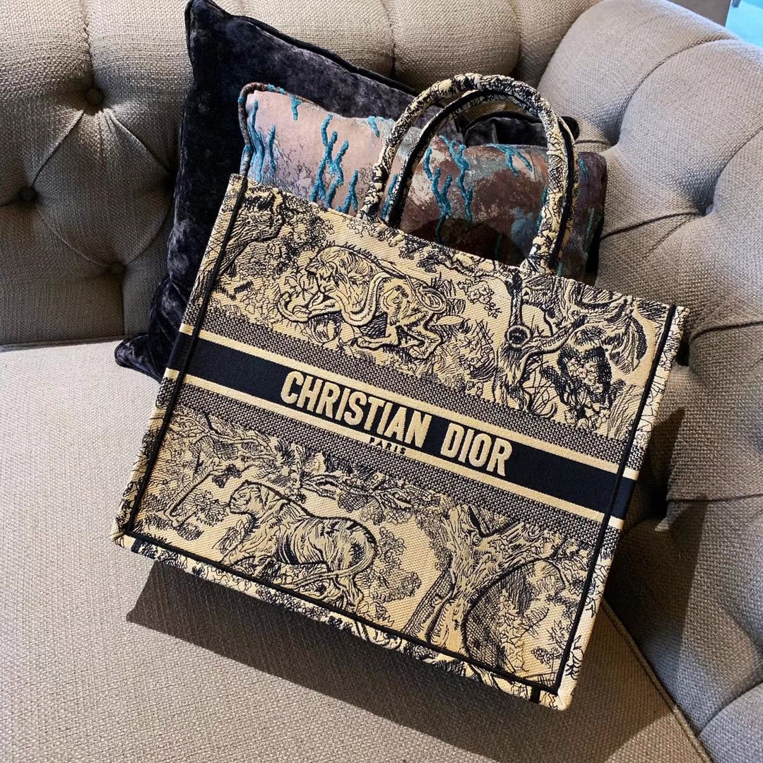 Dior Tote 购物袋 由时光淬炼而愈显光彩的包袋