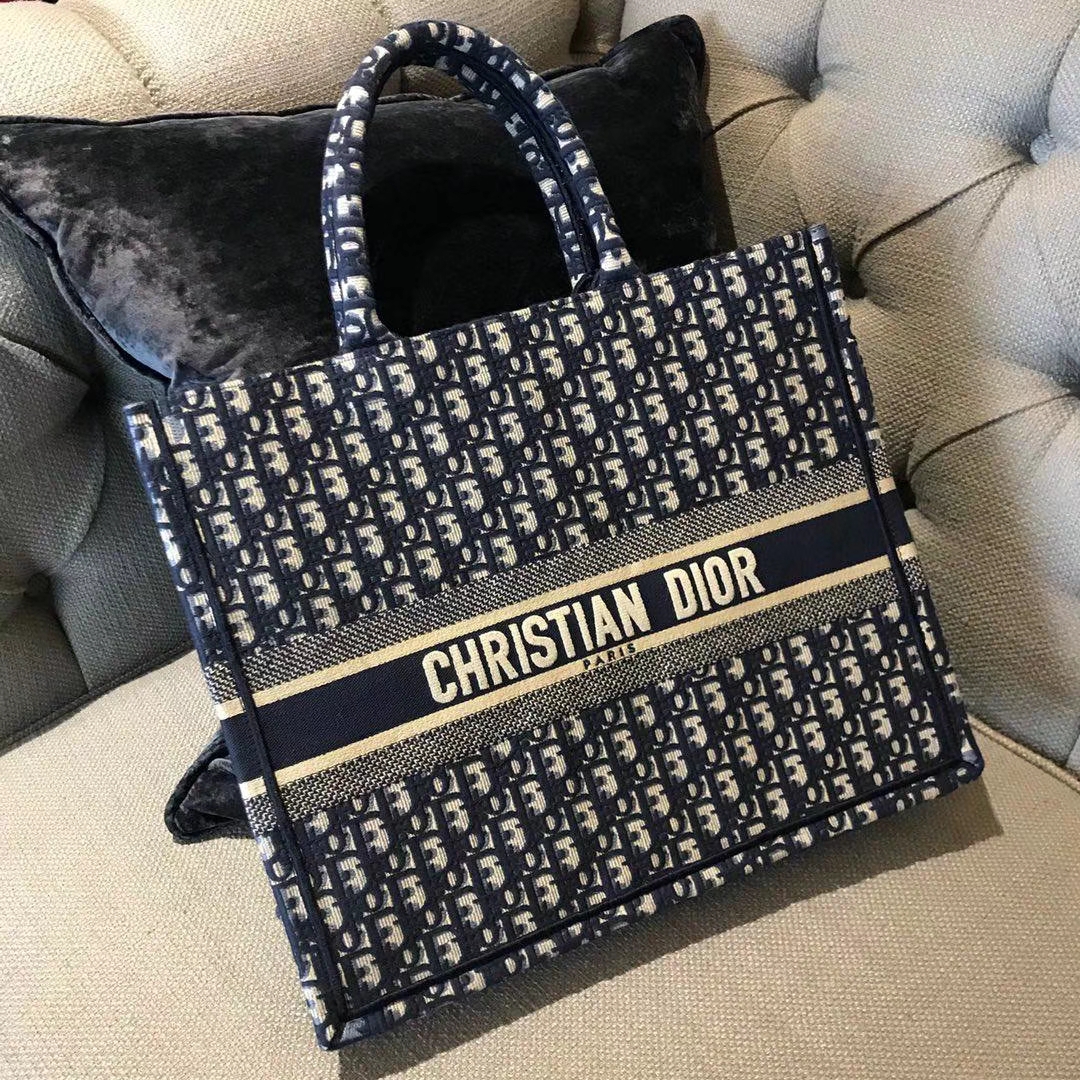 Dior Tote 购物袋 由时光淬炼而愈显光彩的包袋