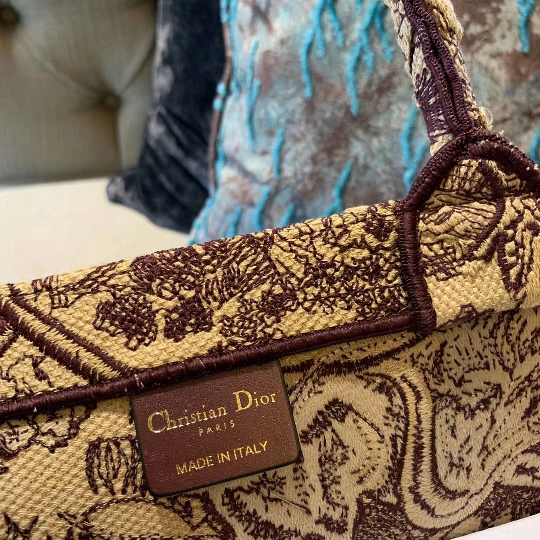 Dior Tote 购物袋 由时光淬炼而愈显光彩的包袋