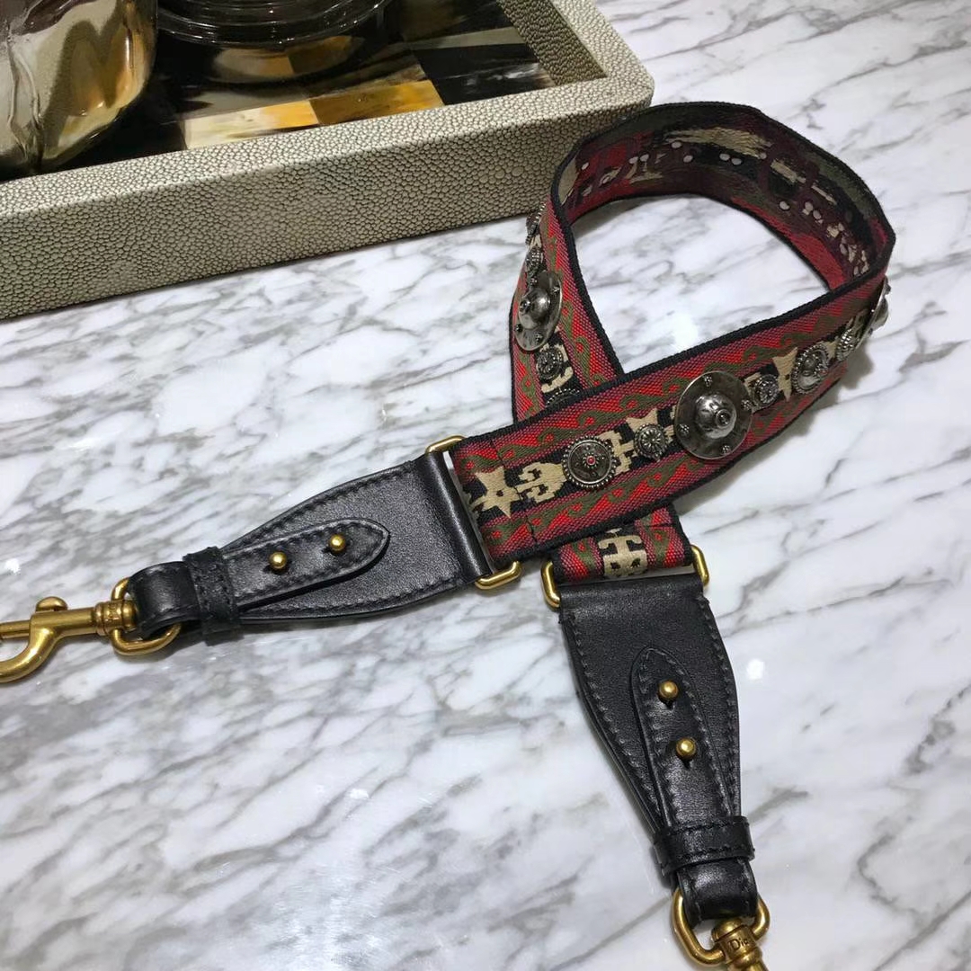  Dior 肩带 随意搭  洋溢名族风情 极富个性