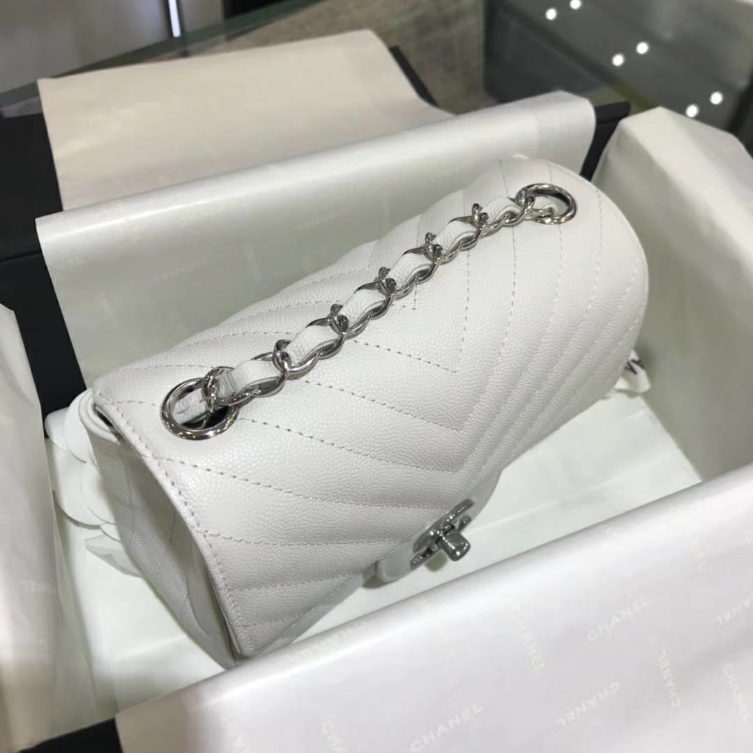 Chanel 香奈儿 V字绣 小鱼子酱 白色 17cm 银色（现货）