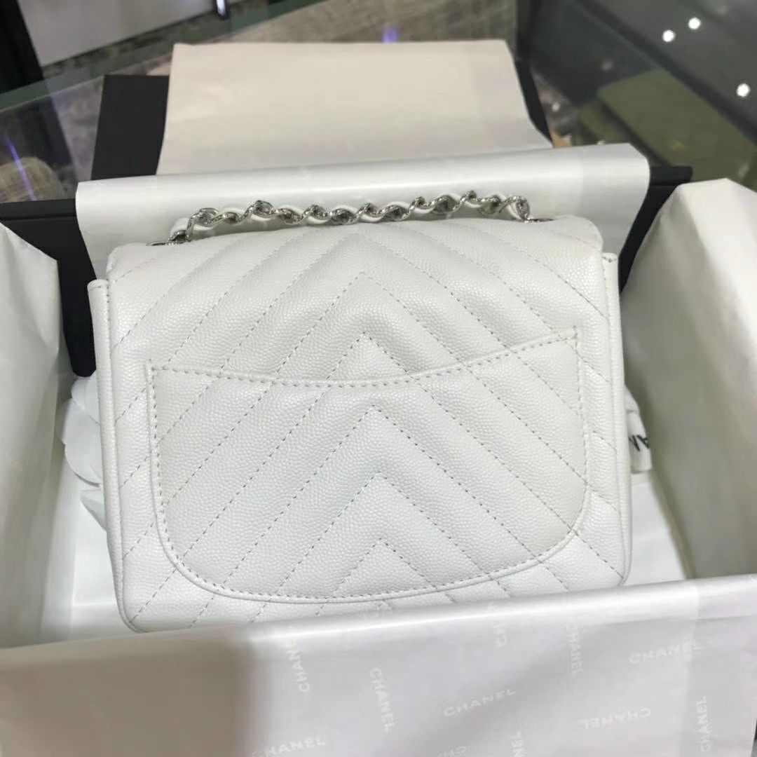 Chanel 香奈儿 V字绣 小鱼子酱 白色 17cm 银色（现货）