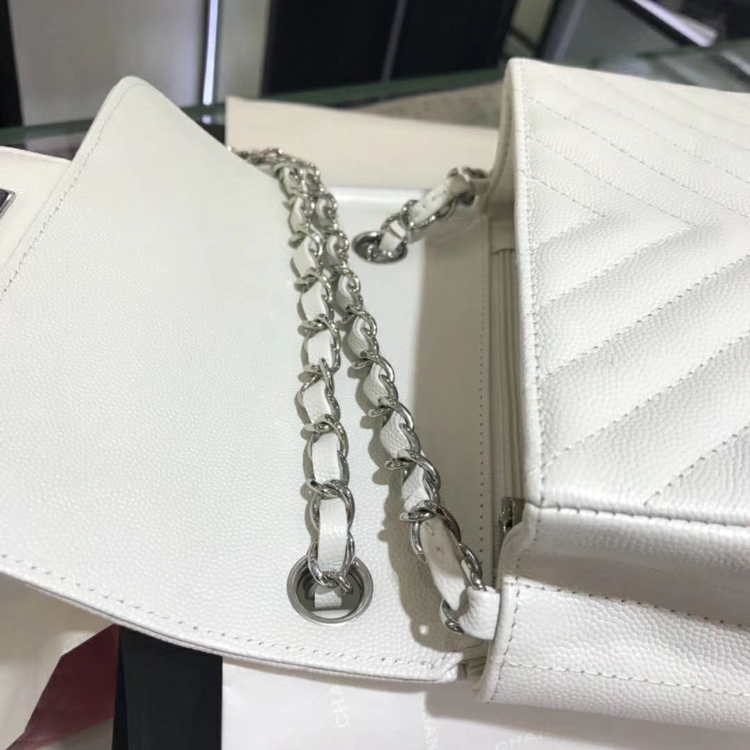 Chanel 香奈儿 V字绣 小鱼子酱 白色 17cm 银色（现货）