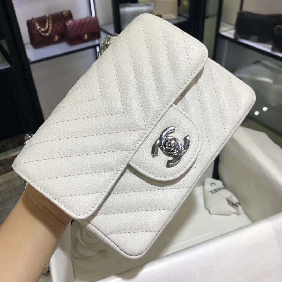 Chanel 香奈儿 V字绣 小鱼子酱 白色 17cm 银色（现货）