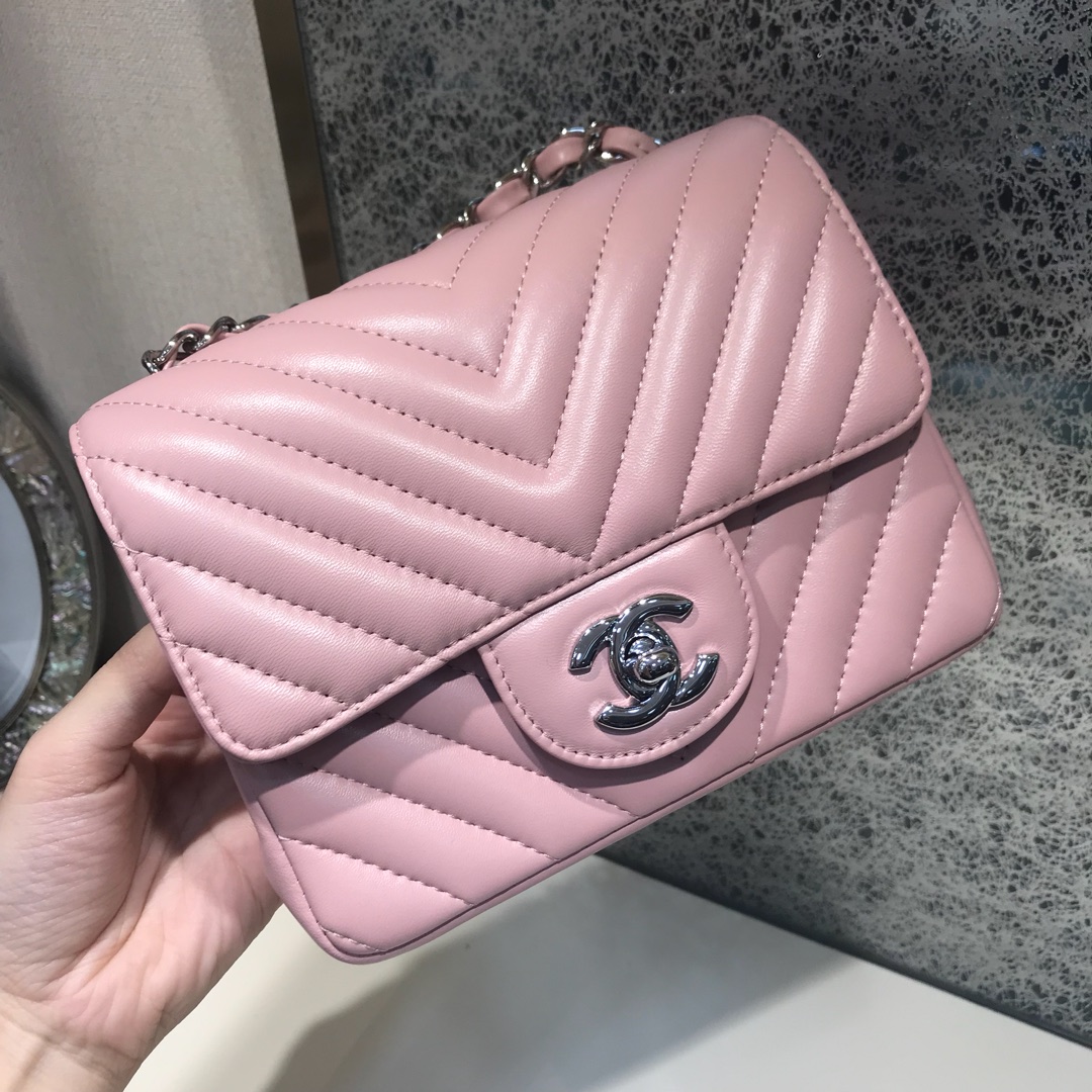 CHANEL Ｖ字秀 代购版本 17cm 进口小羊皮 浅粉色 银扣
