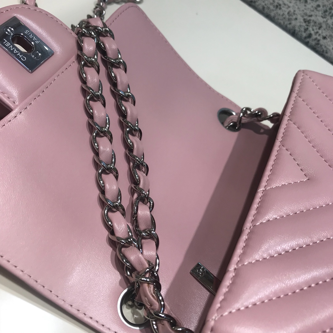 CHANEL Ｖ字秀 代购版本 17cm 进口小羊皮 浅粉色 银扣