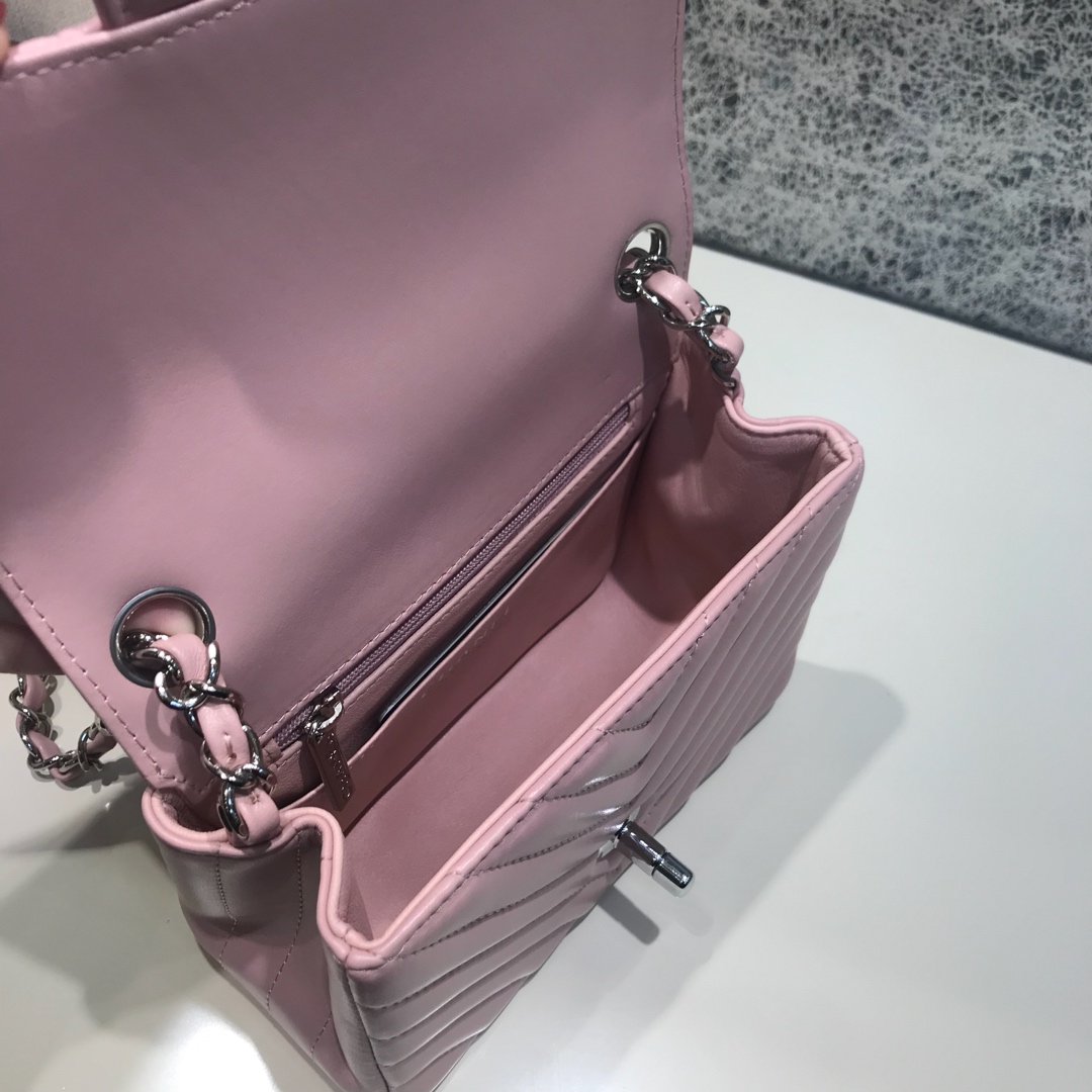 CHANEL Ｖ字秀 代购版本 17cm 进口小羊皮 浅粉色 银扣