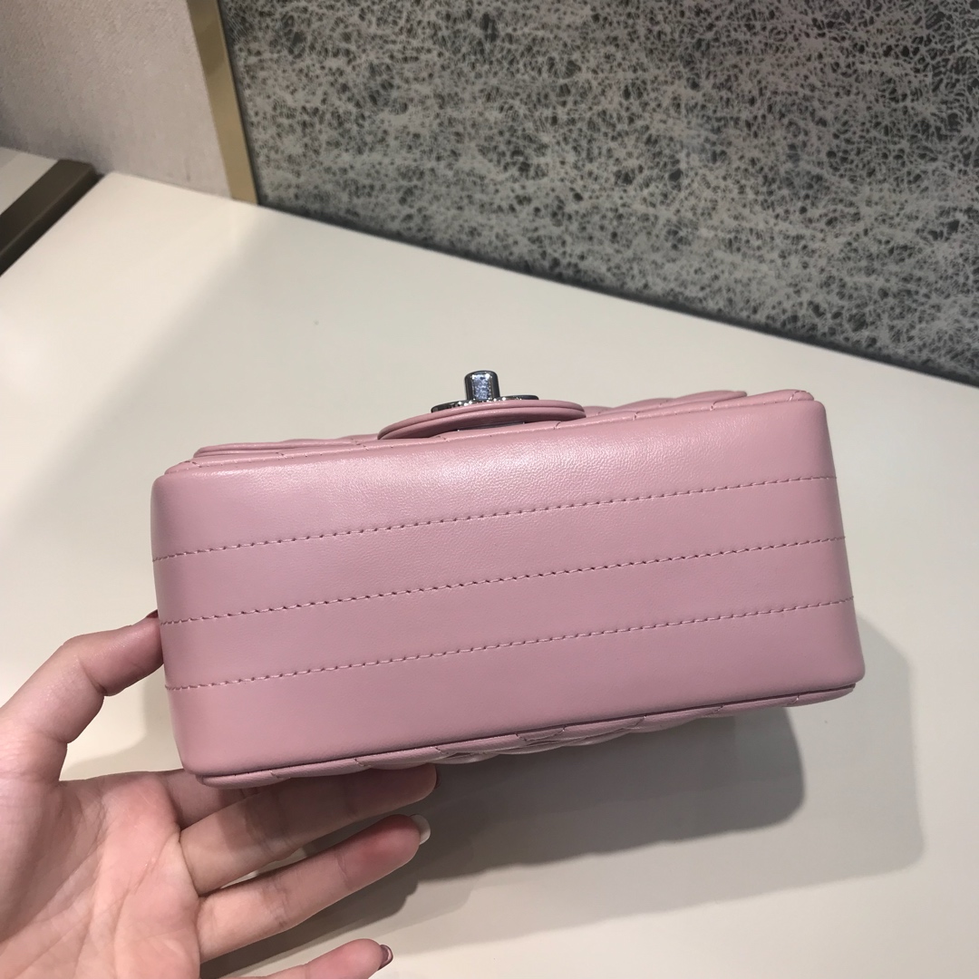 CHANEL Ｖ字秀 代购版本 17cm 进口小羊皮 浅粉色 银扣