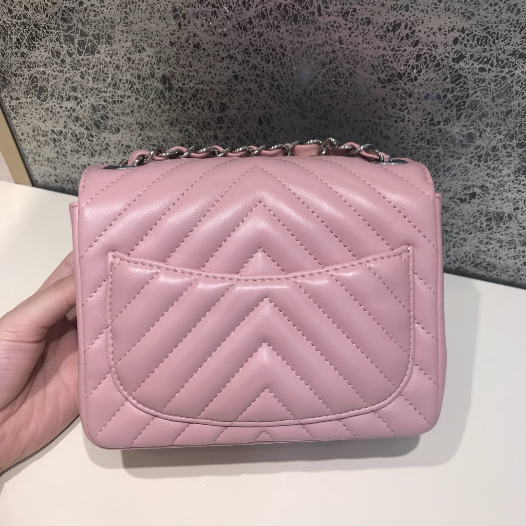 CHANEL Ｖ字秀 代购版本 17cm 进口小羊皮 浅粉色 银扣