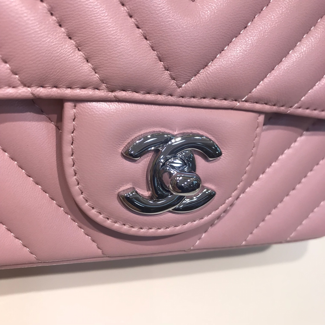 CHANEL Ｖ字秀 代购版本 17cm 进口小羊皮 浅粉色 银扣