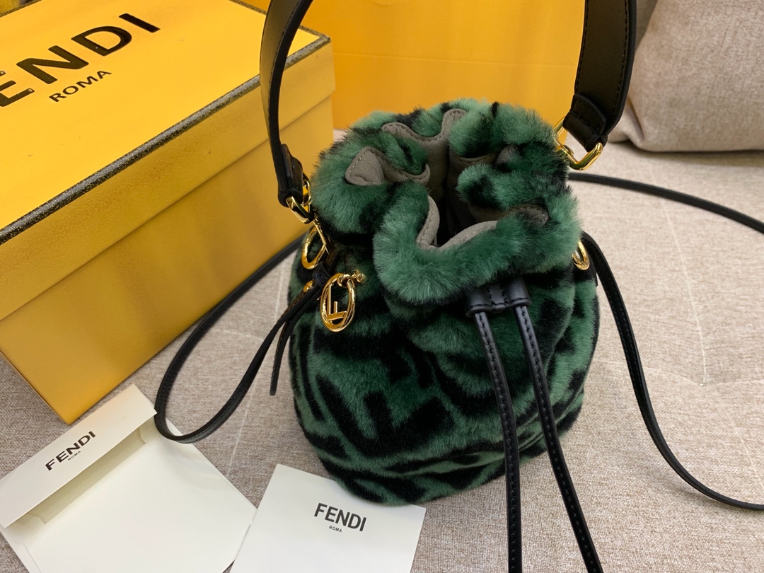 MON TRESOR水桶包 抽绳开合 缀以羊毛造型 绿色 5538 
