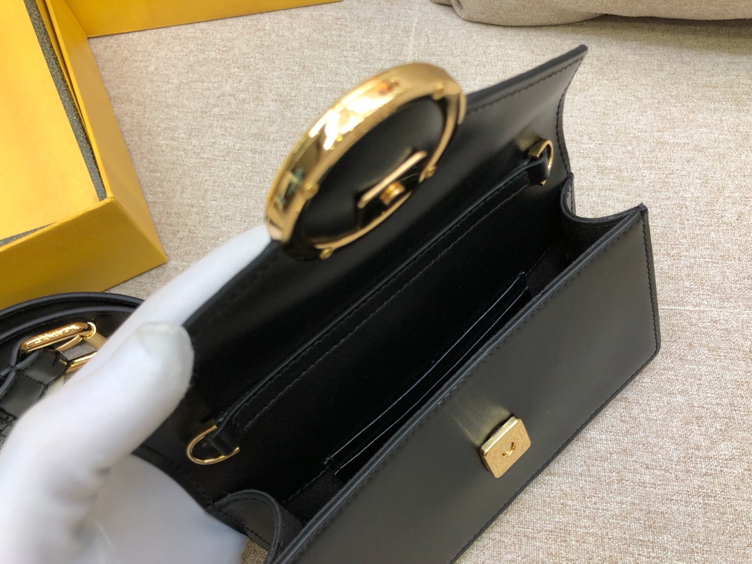 Fendi 芬迪腰包 搭配饰有标志的勾扣 可做腰包或手袋 滋扣开合 18x10x4cm