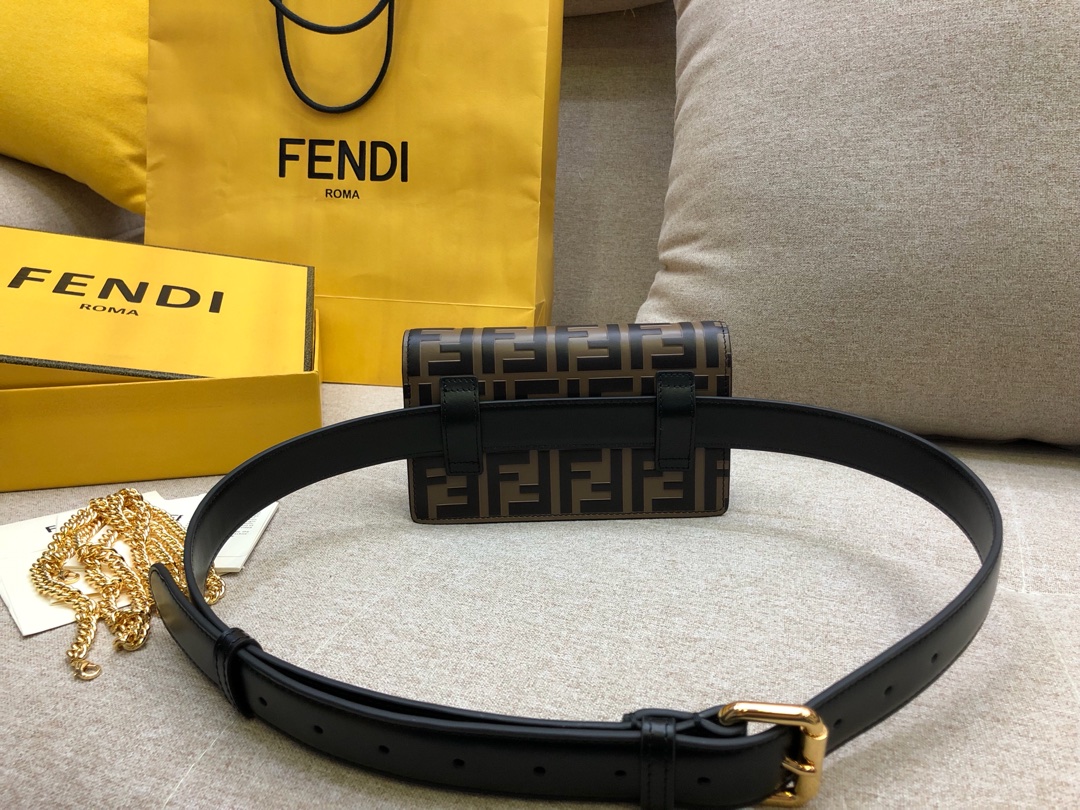 Fendi 芬迪腰包 搭配饰有标志的勾扣 可做腰包或手袋 滋扣开合 18x10x4cm