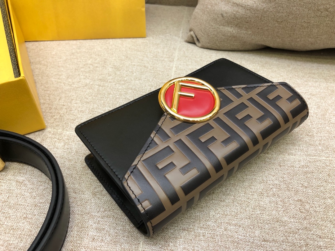 Fendi 芬迪腰包 搭配饰有标志的勾扣 可做腰包或手袋 滋扣开合 18x10x4cm