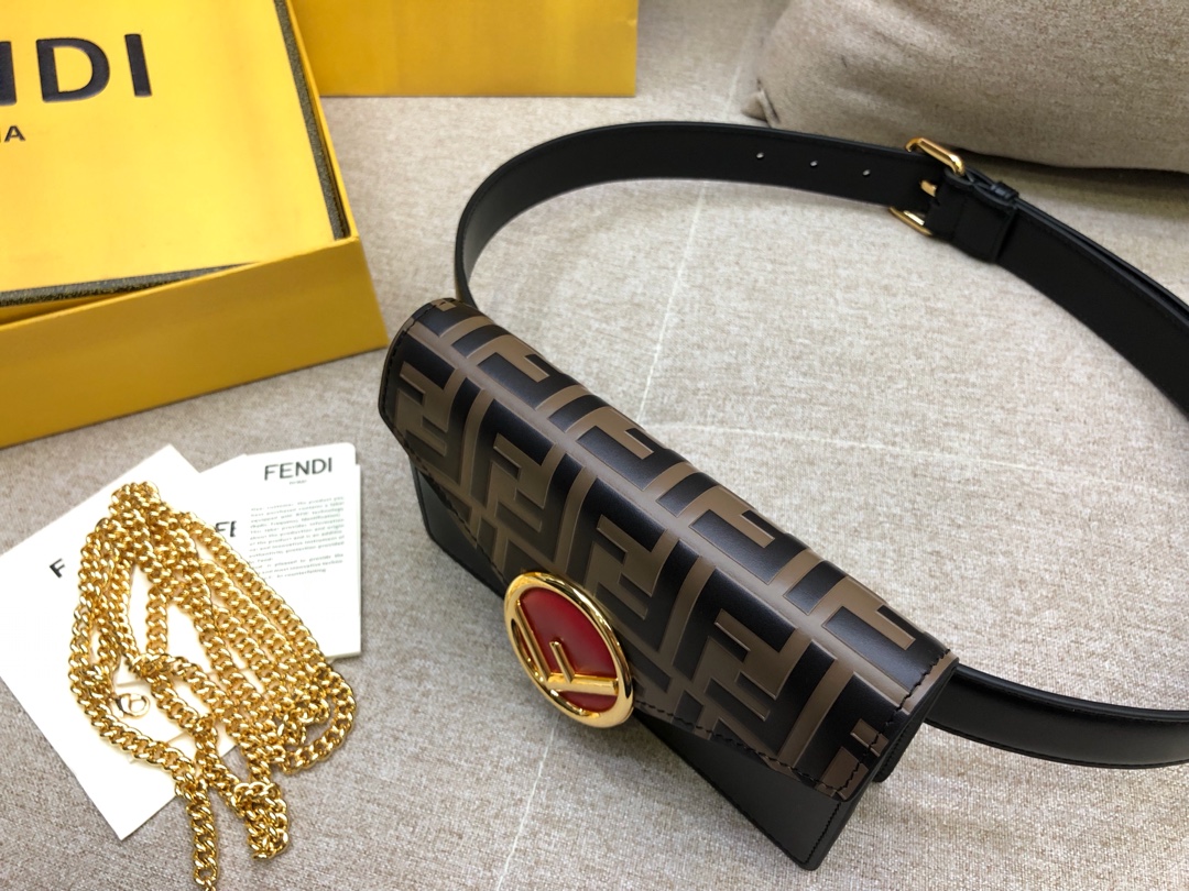 Fendi 芬迪腰包 搭配饰有标志的勾扣 可做腰包或手袋 滋扣开合 18x10x4cm
