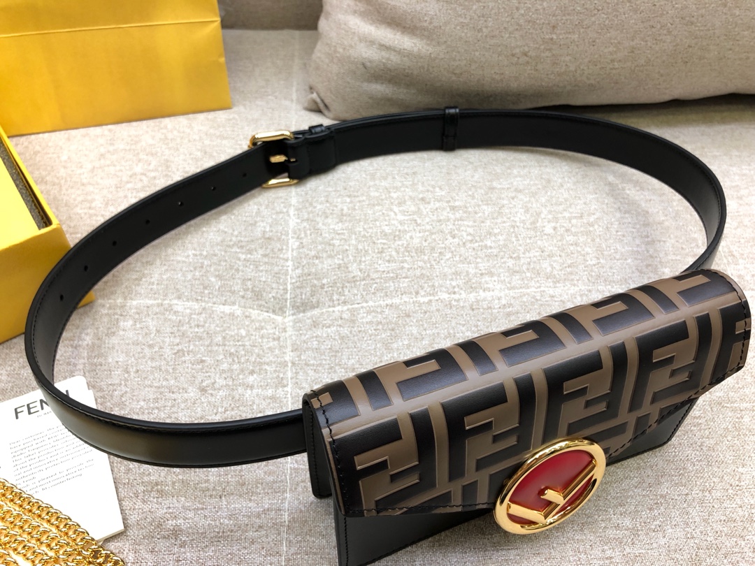 Fendi 芬迪腰包 搭配饰有标志的勾扣 可做腰包或手袋 滋扣开合 18x10x4cm