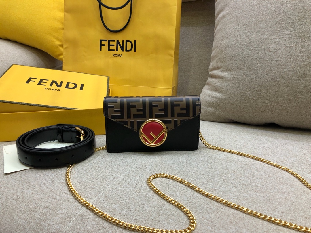 Fendi 芬迪腰包 搭配饰有标志的勾扣 可做腰包或手袋 滋扣开合 18x10x4cm