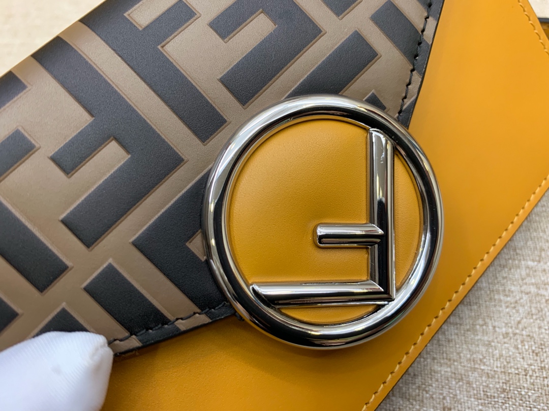 Fendi 芬迪腰包 搭配饰有标志的勾扣 可做腰包或手袋 滋扣开合 18x10x4cm