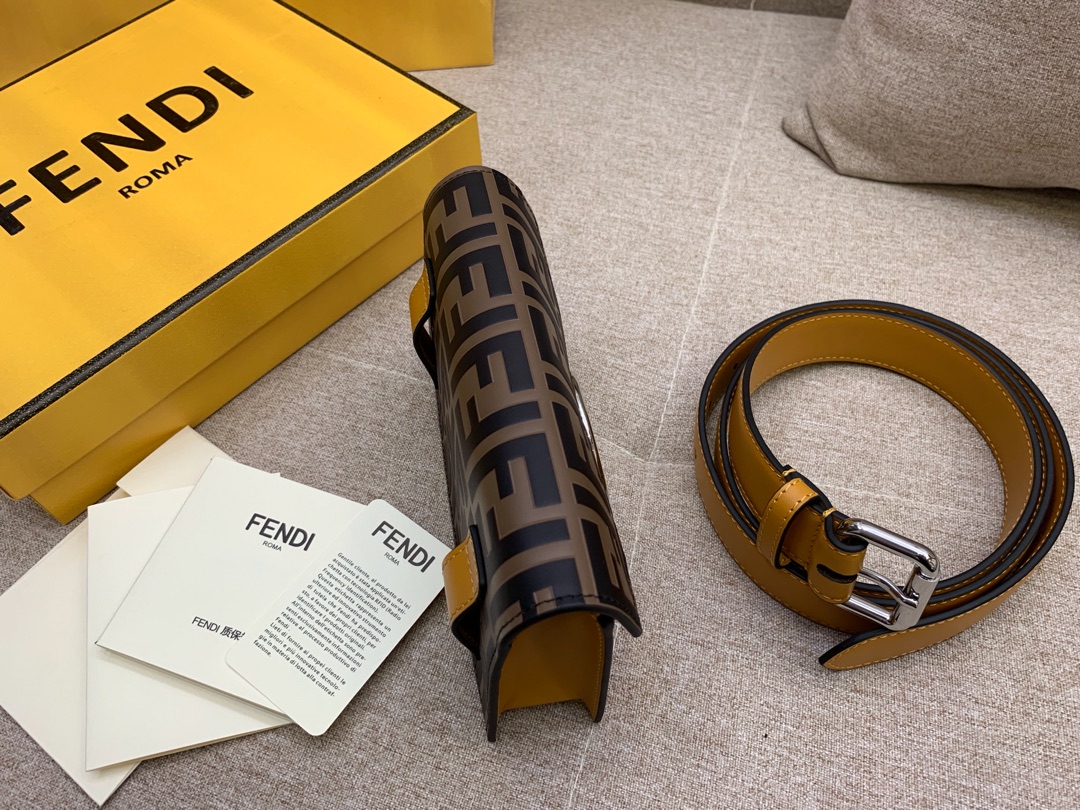 Fendi 芬迪腰包 搭配饰有标志的勾扣 可做腰包或手袋 滋扣开合 18x10x4cm