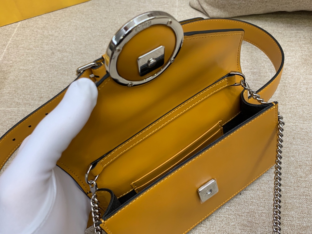 Fendi 芬迪腰包 搭配饰有标志的勾扣 可做腰包或手袋 滋扣开合 18x10x4cm