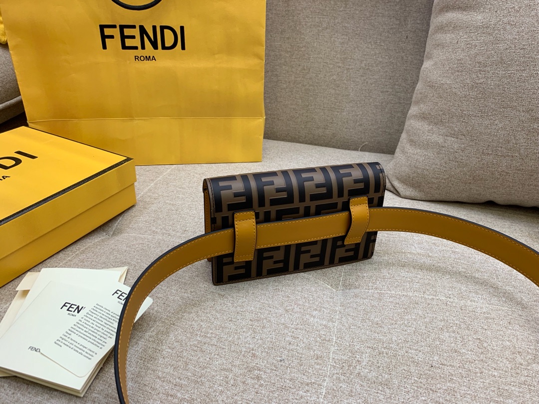 Fendi 芬迪腰包 搭配饰有标志的勾扣 可做腰包或手袋 滋扣开合 18x10x4cm