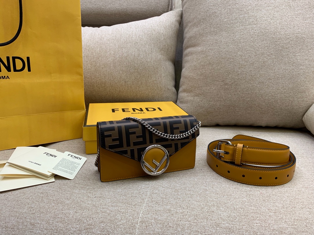 Fendi 芬迪腰包 搭配饰有标志的勾扣 可做腰包或手袋 滋扣开合 18x10x4cm