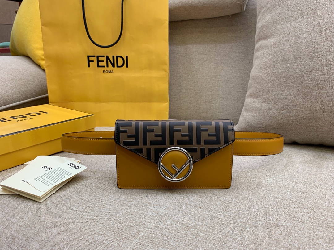 Fendi 芬迪腰包 搭配饰有标志的勾扣 可做腰包或手袋 滋扣开合 18x10x4cm