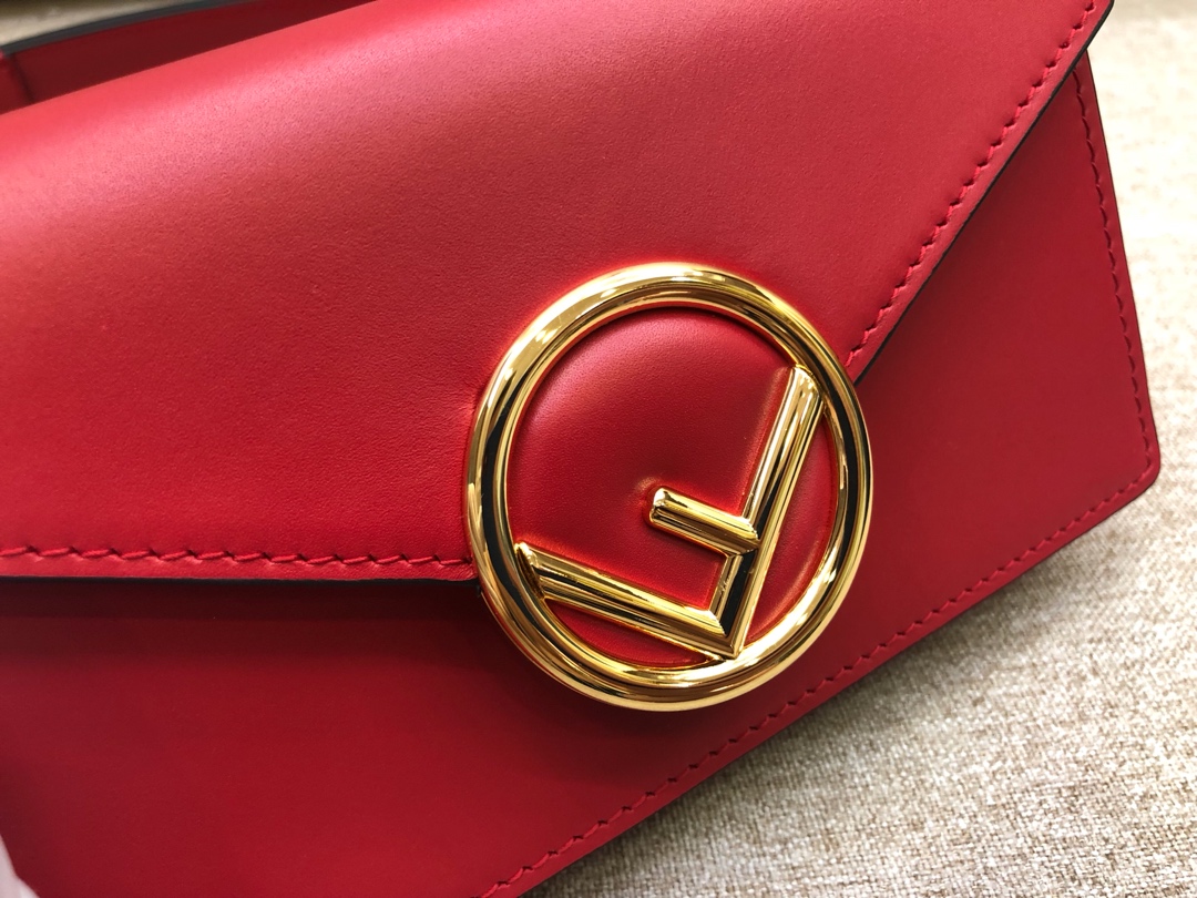 Fendi 芬迪腰包 搭配饰有标志的勾扣 可做腰包或手袋 滋扣开合 18x10x4cm