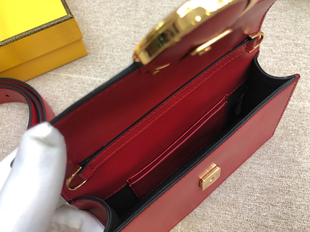 Fendi 芬迪腰包 搭配饰有标志的勾扣 可做腰包或手袋 滋扣开合 18x10x4cm