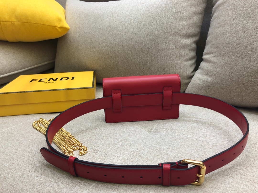 Fendi 芬迪腰包 搭配饰有标志的勾扣 可做腰包或手袋 滋扣开合 18x10x4cm