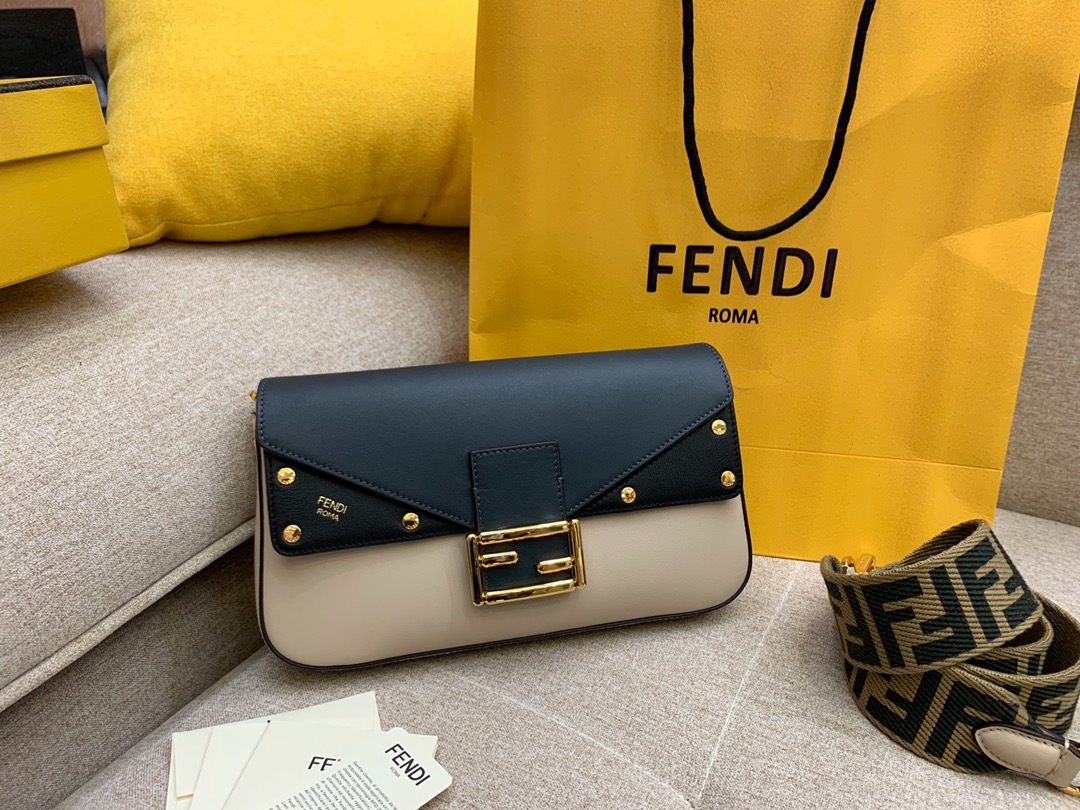 FENDI 芬迪最新Baguette系列 超精致的一个法棍 肩带个性不减的标志印花 26X14X4cm 8903