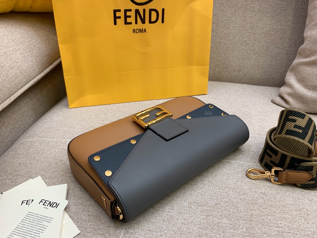 FENDI 芬迪最新Baguette系列 超精致的一个法棍 肩带个性不减的标志印花 26X14X4cm 8903