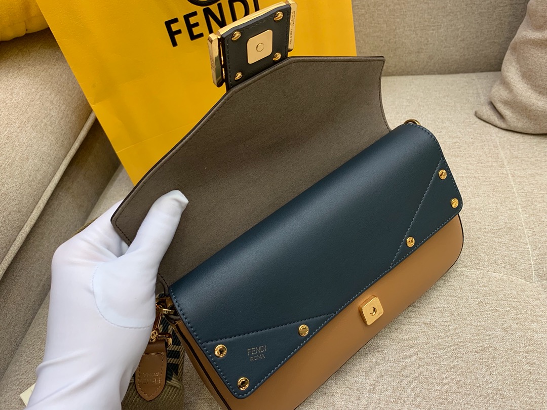 FENDI 芬迪最新Baguette系列 超精致的一个法棍 肩带个性不减的标志印花 26X14X4cm 8903