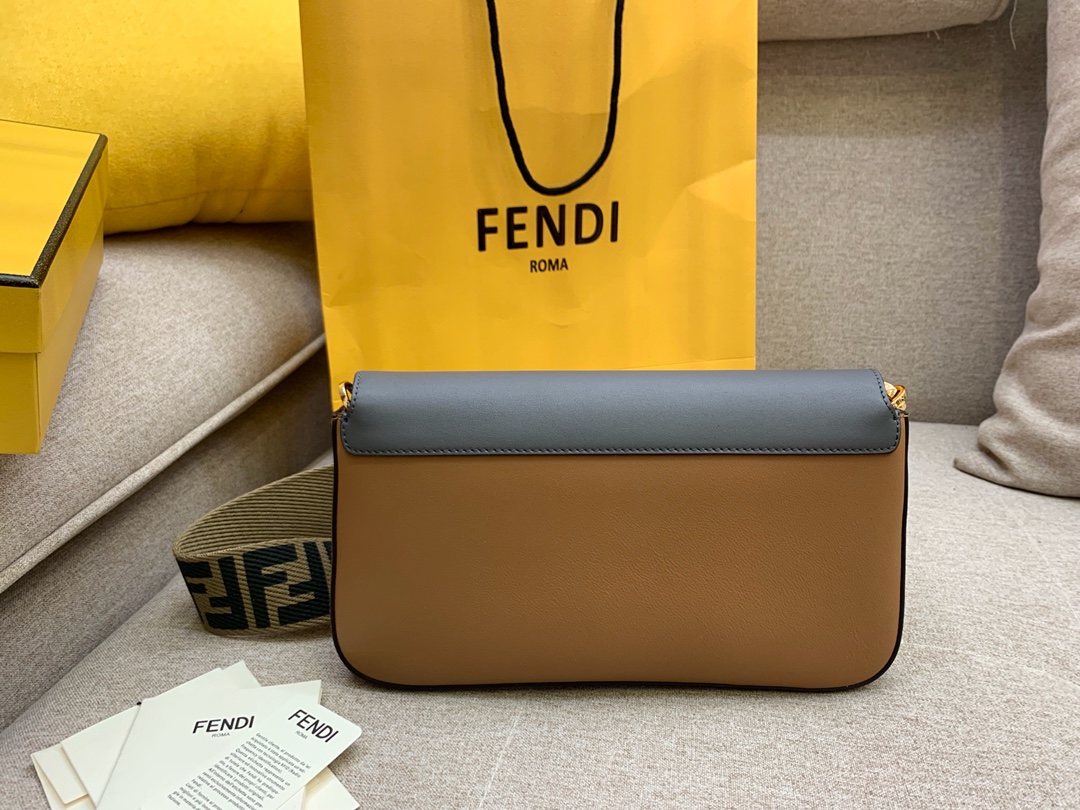 FENDI 芬迪最新Baguette系列 超精致的一个法棍 肩带个性不减的标志印花 26X14X4cm 8903