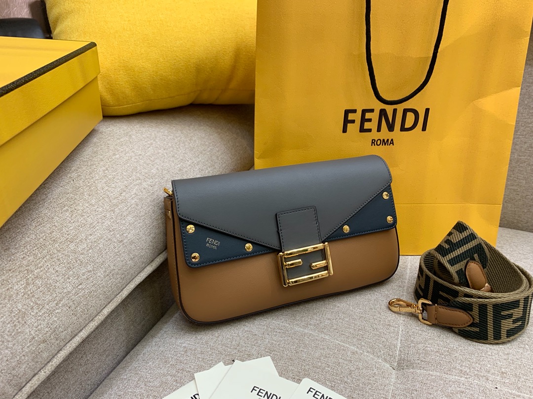 FENDI 芬迪最新Baguette系列 超精致的一个法棍 肩带个性不减的标志印花 26X14X4cm 8903