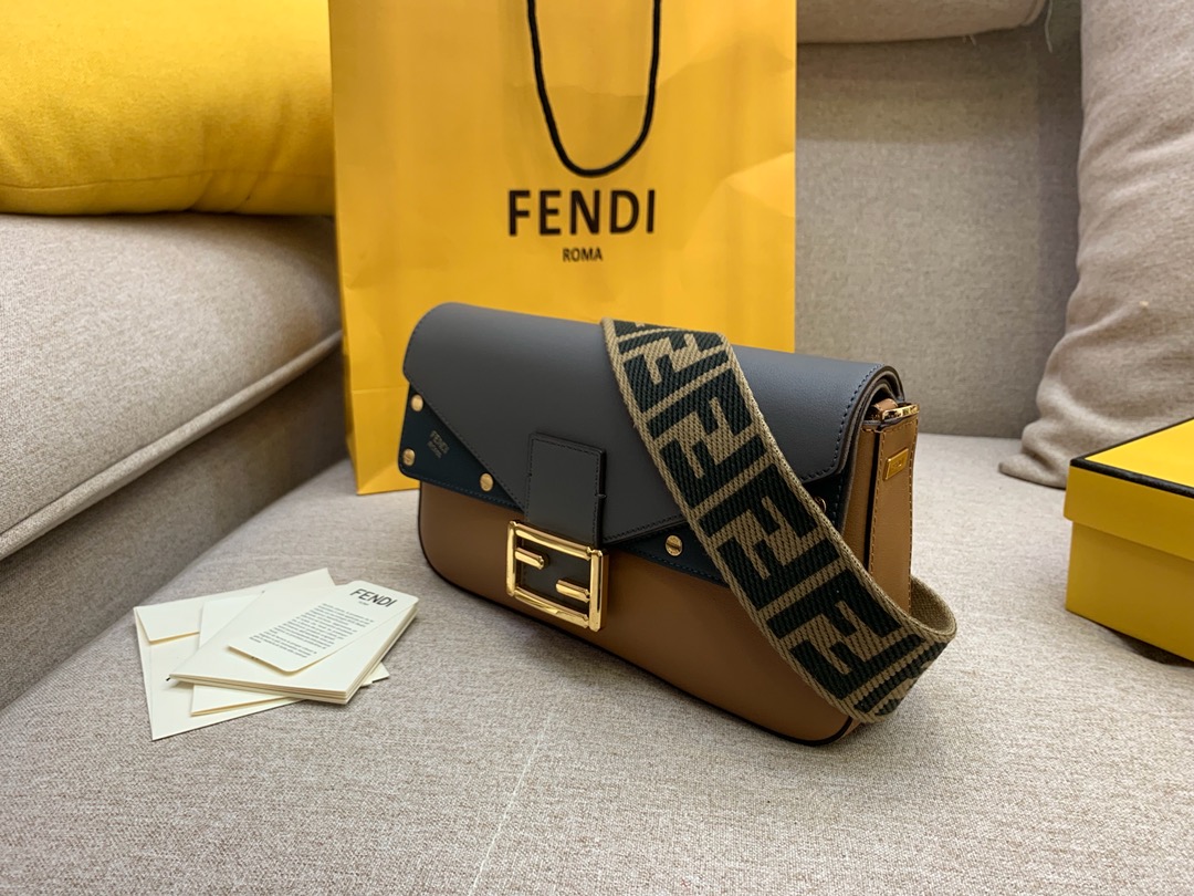 FENDI 芬迪最新Baguette系列 超精致的一个法棍 肩带个性不减的标志印花 26X14X4cm 8903