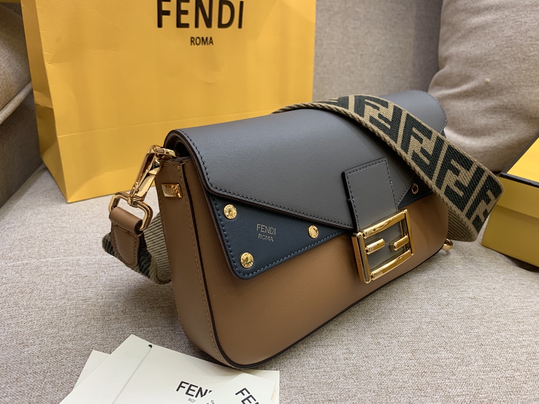 FENDI 芬迪最新Baguette系列 超精致的一个法棍 肩带个性不减的标志印花 26X14X4cm 8903