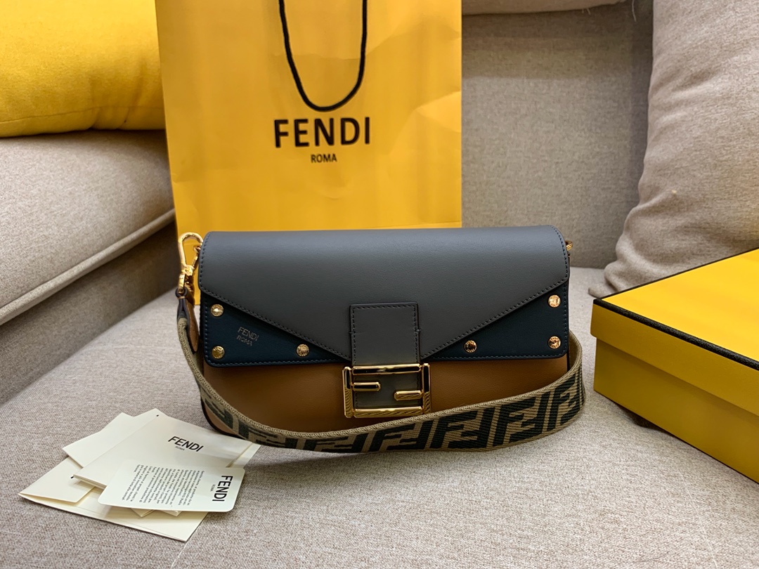 FENDI 芬迪最新Baguette系列 超精致的一个法棍 肩带个性不减的标志印花 26X14X4cm 8903