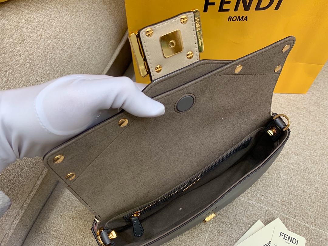 FENDI 芬迪最新Baguette系列 超精致的一个法棍 肩带个性不减的标志印花 26X14X4cm 8903
