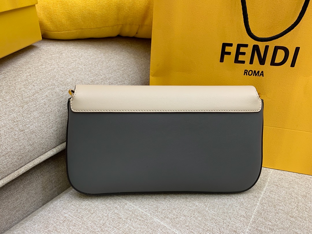 FENDI 芬迪最新Baguette系列 超精致的一个法棍 肩带个性不减的标志印花 26X14X4cm 8903
