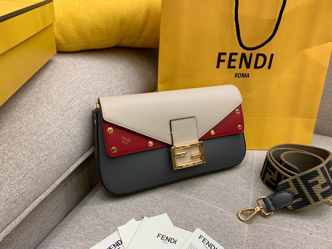 FENDI 芬迪最新Baguette系列 超精致的一个法棍 肩带个性不减的标志印花 26X14X4cm 8903